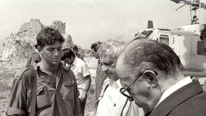 חייל ישראלי מתדרך את שר הביטחון אריאל שרון וראש הממשלה מנחם בגין לאחר  קרב קשה בבופור,  לבנון יוני 1982