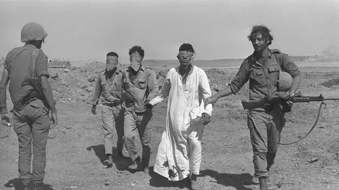מלחמת יום כיפור, חיילים ישראלים מובילים שבוי מצרי, סיני,אוקטובר 1973