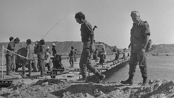 מלחמת יום כיפור, אריאל שרון מסייר בגשר שנבנה לשם צליחת תעלת סואץ, סיני,אוקטובר 1973