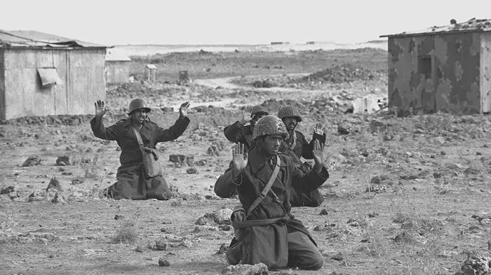מלחמת יום כיפור, חיילים סורים המרימים ידיים בכניעה לאחר שנתפסו על ידי חיילים ישראלים, רמת הגולן,אוקטובר 1973 מלחמת יום כיפור, חיילים סורים המרימים ידיים בכניעה לאחר שנתפסו על ידי חיילים ישראלים, רמת הגולן,אוקטובר 1973