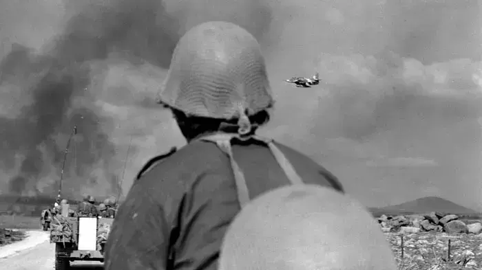 מלחמת יום כיפור, כוחות צבא הגנה לישראל בדרך לקרב כשמעליהם חיפוי אווירי, רמת הגולן,אוקטובר 1973 מלחמת יום כיפור, כוחות צבא הגנה לישראל בדרך לקרב כשמעליהם חיפוי אווירי, רמת הגולן,אוקטובר 1973