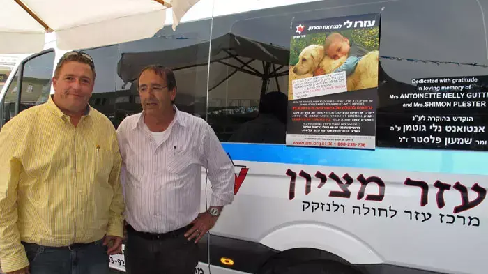 יובל קדוש, אביה של עמית קדוש הילדה שנצחה את הסרטן וכרמל גבע ראש המועצה האזורית חוף הכרמל באירוע התרמה עבור טל שטרית, אפריל 2011 יובל קדוש, אביה של עמית קדוש הילדה שנצחה את הסרטן וכרמל גבע ראש המועצה האזורית חוף הכרמל באירוע התרמה עבור טל שטרית, אפריל 2011