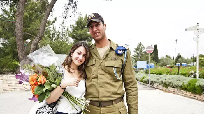 שמעון עזרא הציע לחברתו נישואים באמצע חזרות לטקס יום העצמאות, אפריל 2011 שמעון עזרא הציע לחברתו נישואים באמצע חזרות לטקס יום העצמאות, אפריל 2011