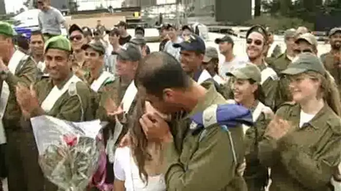 הציע נישואין לחברתו בחזרות לטקס יום העצמאות