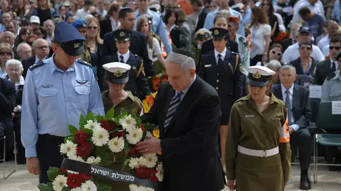 ראש הממשלה בנימין נתניהו מניח זר לכבוד יום השואה והגבורה ביד ושם בירושלים, מאי 2011 ראש הממשלה בנימין נתניהו מניח זר לכבוד יום השואה והגבורה ביד ושם בירושלים, מאי 2011