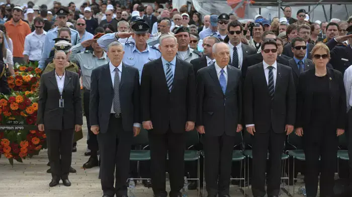 נשיא המדינה שמעון פרס וראש הממשלה בנימין נתניהו עומדים דום בצפירה ביום השואה, מאי נשיא המדינה שמעון פרס וראש הממשלה בנימין נתניהו עומדים דום בצפירה ביום השואה, מאי