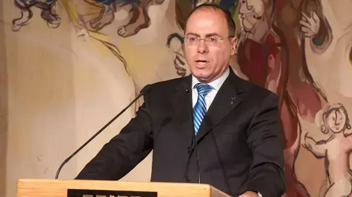 סילבן שלום בטקס לכל איש יש שם ביום הזיכרון לשואה ולגבורה, מאי 2011 סילבן שלום בטקס לכל איש יש שם ביום הזיכרון לשואה ולגבורה, מאי 2011