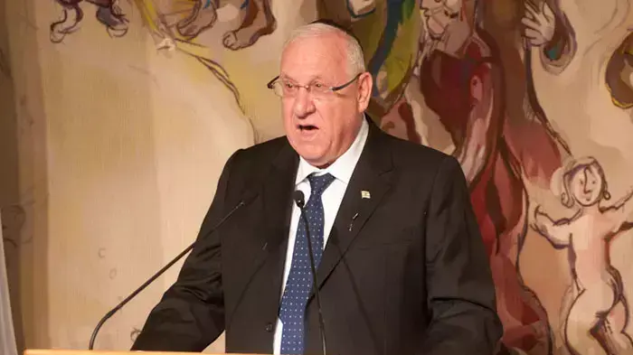 יושב ראש הכנסת ראובן רובי ריבלין בטקס לכל איש יש שם ביום הזיכרון לשואה ולגבורה, מאי 2011 יושב ראש הכנסת ראובן רובי ריבלין בטקס לכל איש יש שם ביום הזיכרון לשואה ולגבורה, מאי 2011