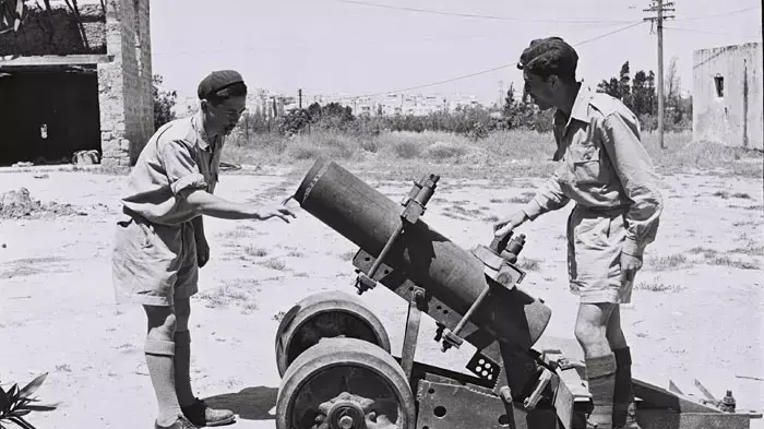 חברי ההגנה מכינים ארטילריה בסדנא חשאית לשימוש במלחמת העצמאות, אוקטובר 1948 חברי ההגנה מכינים ארטילריה בסדנא חשאית לשימוש במלחמת העצמאות, אוקטובר 1948