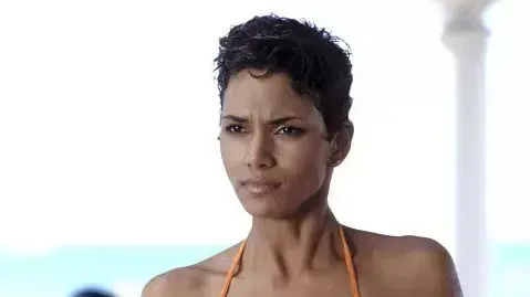 האלי ברי מתוך הסרט die another day האלי ברי מתוך הסרט die another day