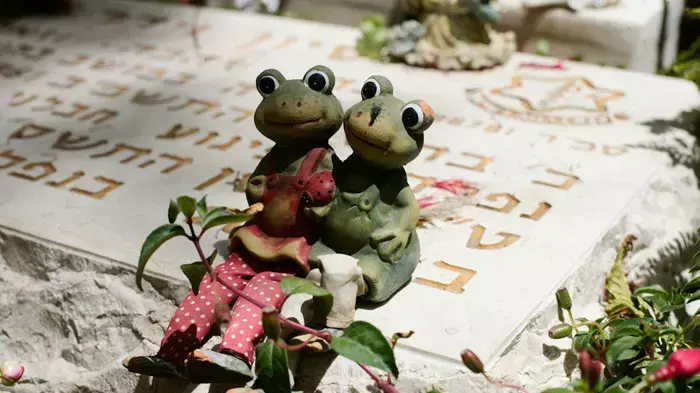 מצבות חללי מערכות ישראל, הקדשות אישיות של המשפחה על המצבה בניגוד למקובל, מאי 2011 מצבות חללי מערכות ישראל, הקדשות אישיות של המשפחה על המצבה בניגוד למקובל, מאי 2011