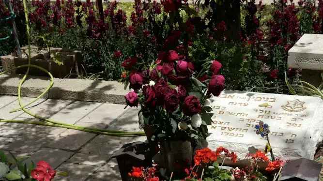 מצבות חללי מערכות ישראל, הקדשות אישיות של המשפחה על המצבה בניגוד למקובל, מאי 2011 מצבות חללי מערכות ישראל, הקדשות אישיות של המשפחה על המצבה בניגוד למקובל, מאי 2011