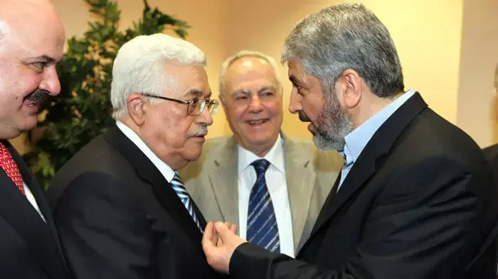 חאלד משעל ואבו מאזן בקהיר לקראת החתימה על הסכם הפיוס הפלסטיני
