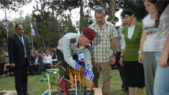 הרמטכ"ל בני גנץ מניח דגלון על קברו של החייל האחרון שנקבר בהר הרצל, רב"ט נאות וייצמן לקראת יום הזיכרון, מאי 2011 הרמטכ"ל בני גנץ מניח דגלון על קברו של החייל האחרון שנקבר בהר הרצל, רב"ט נאות וייצמן לקראת יום הזיכרון, מאי 2011