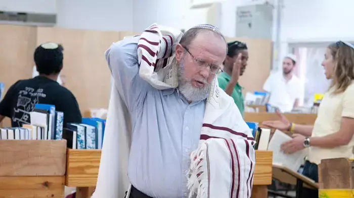 הרב אלי סדן, מייסד וראש מכינה קדם צבאית בני דוד שביישוב עלי שבשומרון בתפילת מינחה, מאי 2011 הרב אלי סדן, מייסד וראש מכינה קדם צבאית בני דוד שביישוב עלי שבשומרון בתפילת מינחה, מאי 2011