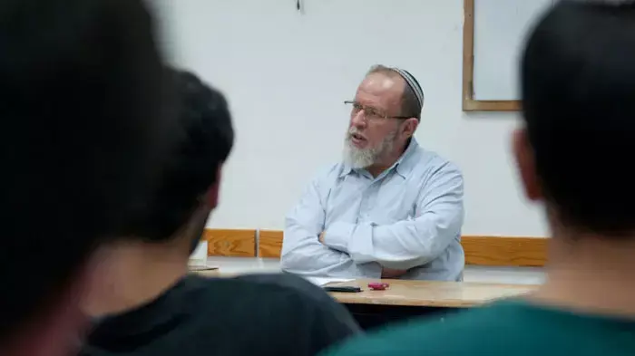 הרב אלי סדן, מייסד וראש מכינה קדם צבאית בני דוד שביישוב עלי שבשומרון בשיעור מיוחד לכבוד יום הזיכרון , מאי 2011 הרב אלי סדן, מייסד וראש מכינה קדם צבאית בני דוד שביישוב עלי שבשומרון בשיעור מיוחד לכבוד יום הזיכרון , מאי 2011