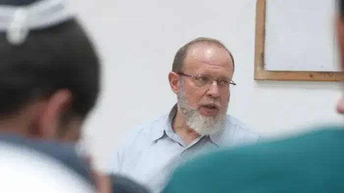 הרב אלי סדן, מייסד וראש מכינה קדם צבאית בני דוד שביישוב עלי שבשומרון בשיעור מיוחד לכבוד יום הזיכרון , מאי 2011