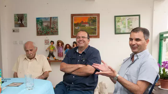 מנחם שמואל, אביו של בועז שמואל, חובש שנהרג במלחמת שלום הגליל בזמן שהציל את רוני כהן ודני אליאן שנפצעו קשה בפעולה, מאי 2011 מנחם שמואל, אביו של בועז שמואל, חובש שנהרג במלחמת שלום הגליל בזמן שהציל את רוני כהן ודני אליאן שנפצעו קשה בפעולה, מאי 2011