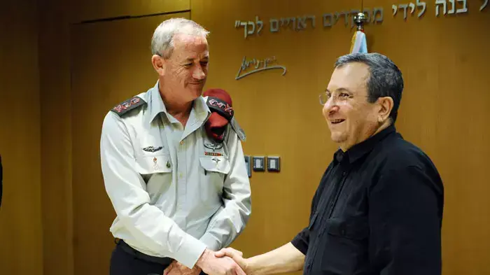 שר הביטחון אהוד ברק והרמטכ"ל בני גנץ בטקס הרמת כוסית של פורום מטכ"ל, מאי 2011