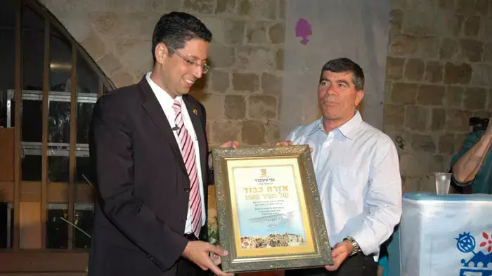 גבי אשכנזי מקבל אזרח כבוד מראש העיר צפת,אילן שוחט אפריל 2011