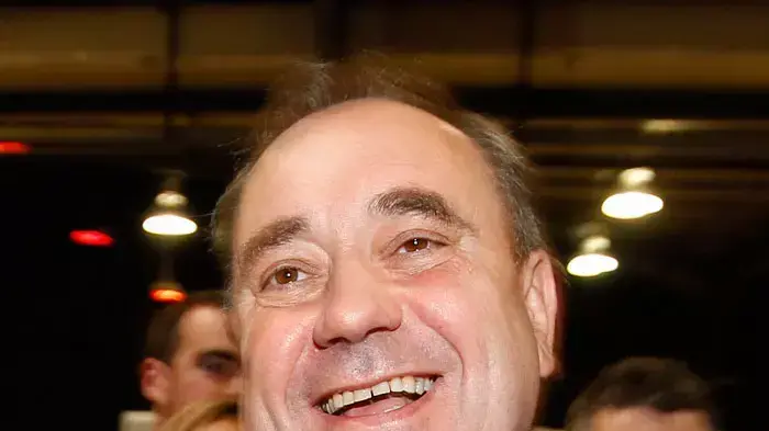מנהיג המפלגה הלאומית הסקוטית SNP, אלכס סלמונד, חוגג את ניצחון המפלגה הבדלנית בבחירות לאסיפה הכללית של סקוטלנד, 6 במאי 2011