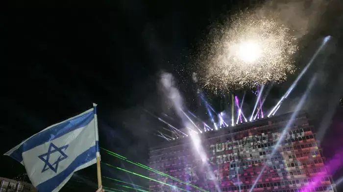 זיקוקים בלילה בשמי כיכר רבין ביום העצמאות ה-60 למדינת ישראל, מאי 2008 זיקוקים בלילה בשמי כיכר רבין ביום העצמאות ה-60 למדינת ישראל, מאי 2008
