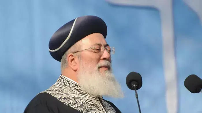 הרב הראשי הספרדי לישראל, שלמה עמאר בפתיחת טקס יום הזיכרון בגבעת התחמושת, אפריל 2011