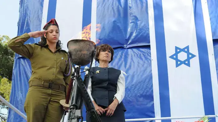 טקס פתיחת אירועי יום הזיכרון בגבעת התחמושת בהשתתפות ראש הממשלה, יו"ר הכנסת והרב הראשי לישראל ומנכ"ל משרד הביטחון, אפריל 2011\ טקס פתיחת אירועי יום הזיכרון בגבעת התחמושת בהשתתפות ראש הממשלה, יו"ר הכנסת והרב הראשי לישראל ומנכ"ל משרד הביטחון, אפריל 2011\