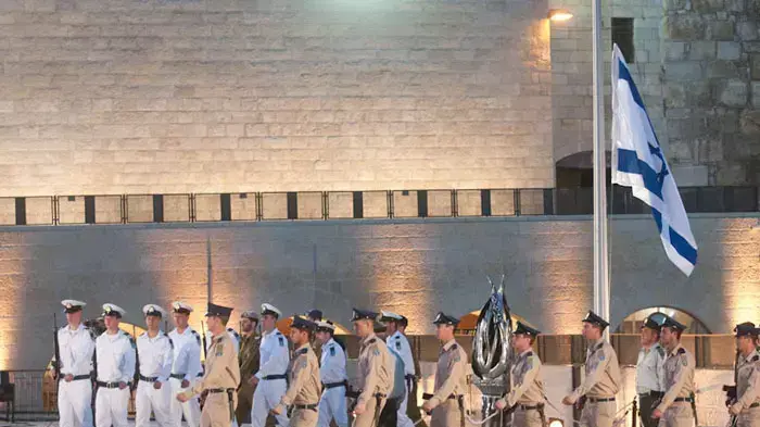 הורדת דגל לחצי התורן בטקס יום הזיכרון, אפריל 2011