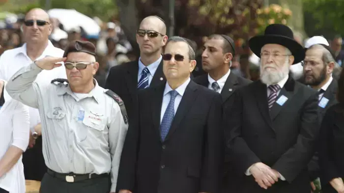 שר הביטחון, אהוד ברק בבית קברות צבאי בקריית שמואל לרגל יום הזיכרון, אפריל 2011