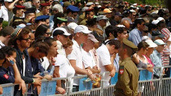 אנשים עומדים בצפירה בטקס יום הזיכרון קריית שאול, מאי 2011 אנשים עומדים בצפירה בטקס יום הזיכרון קריית שאול, מאי 2011
