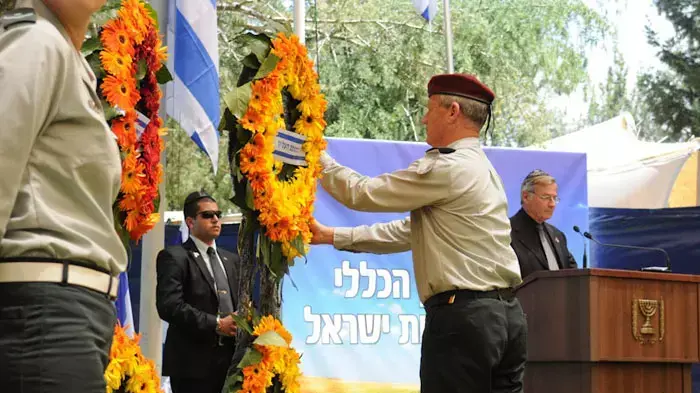 הרמטכ"ל בני גנץ, בטקס האזכרה הממלכתי לחללי פעולות האיבה בהר הרצל, אפריל 2011 הרמטכ"ל בני גנץ, בטקס האזכרה הממלכתי לחללי פעולות האיבה בהר הרצל, אפריל 2011