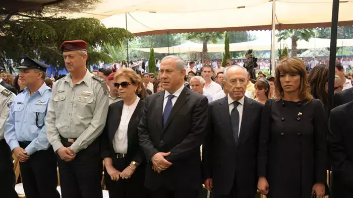 ראש הממשלה, בנימין נתניהו בטקס הזיכרון לחללי צה"ל בהר הרצל, אפריל 2011