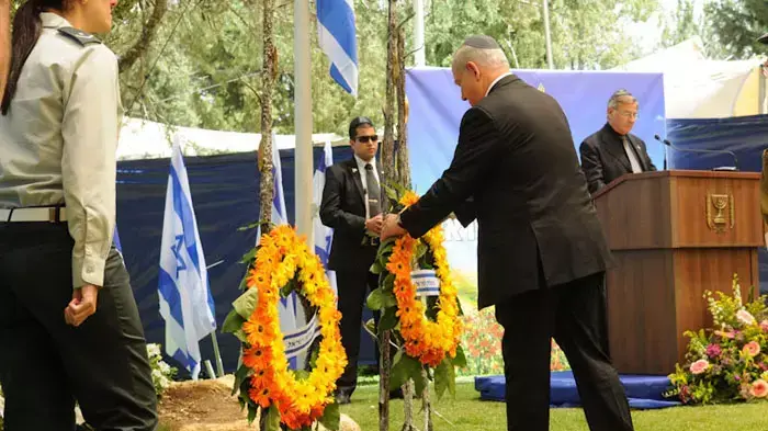 ראש הממשלה, בנימין נתניהו, בטקס האזכרה הממלכתי לחללי פעולות האיבה בהר הרצל, אפריל 2011