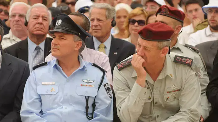 המפכ"ל, יוחנן דנינו והרמטכ"ל בני גנץ בטקס האזכרה הממלכתי לחללי פעולות האיבה, מאי 2011