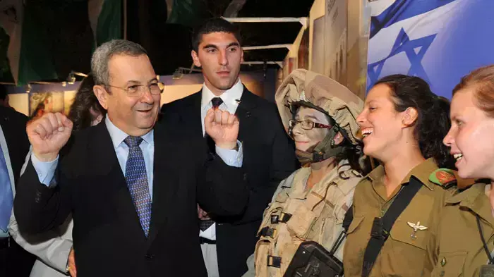 שר הביטחון, אהוד ברק, בטקס קבלת הפנים של יום העצמאות, יחד עם לוחמות מגדוד קרק"ל בגבול מצרים שר הביטחון, אהוד ברק, בטקס קבלת הפנים של יום העצמאות, יחד עם לוחמות מגדוד קרק"ל בגבול מצרים