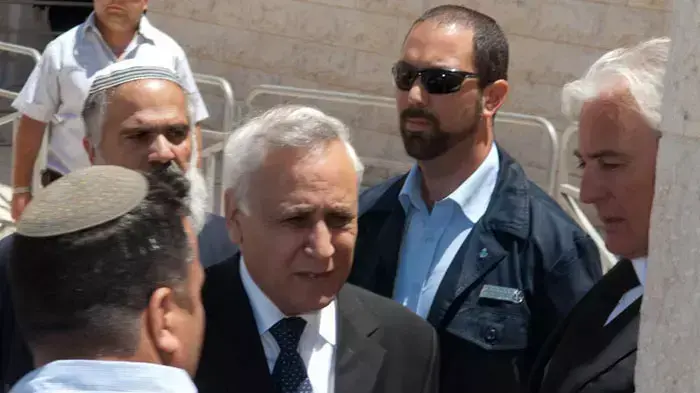 נשיא המדינה משה קצב יוצא מבית המשפט עליון לאחר דיון בערעורו, מאי 2011