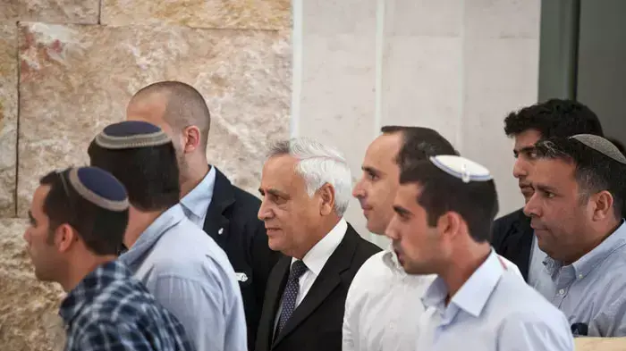 נשיא המדינה משה קצב יוצא מבית המשפט עליון לאחר דיון בערעורו, מאי 2011 נשיא המדינה משה קצב יוצא מבית המשפט עליון לאחר דיון בערעורו, מאי 2011