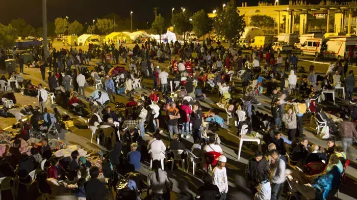 אנשים שנותרו חסרי בית אחרי רעש האדמה בעיר לורקה, ספרד, 11 במאי 2011 אנשים שנותרו חסרי בית אחרי רעש האדמה בעיר לורקה, ספרד, 11 במאי 2011