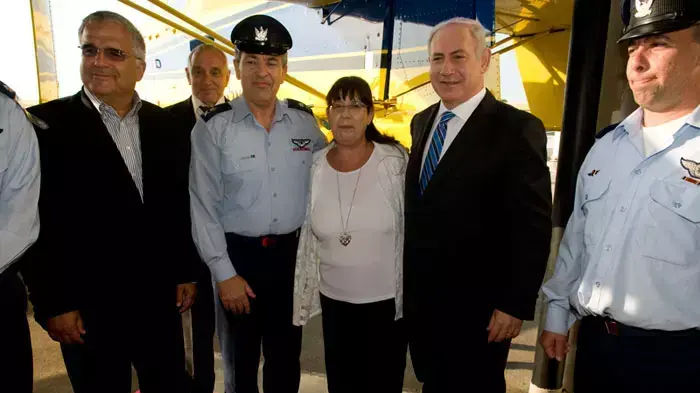 ראש הממשלה בנימין נתניהו יחד עם צביה, אמו של אלעד ריבן שנספה בשריפה בכרמל בטקס חנוכת טייסת כיבוי בשדה דוב, מאי 2011