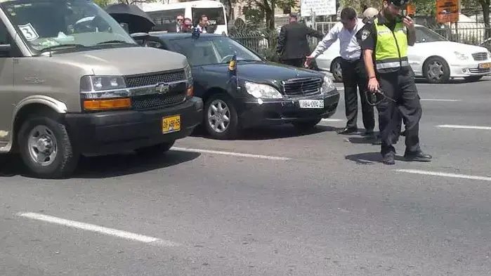 תאונת דרכים בסמוך לבנייני האומה בירושלים בין שני רכבי הנשיאות שהסיעו עמם את נסיכת תאילנד, צ'ולהורן וולאילאק, שהיתה בדרכה לבית הנשיא, מאי 2011 תאונת דרכים בסמוך לבנייני האומה בירושלים בין שני רכבי הנשיאות שהסיעו עמם את נסיכת תאילנד, צ'ולהורן וולאילאק, שהיתה בדרכה לבית הנשיא, מאי 2011