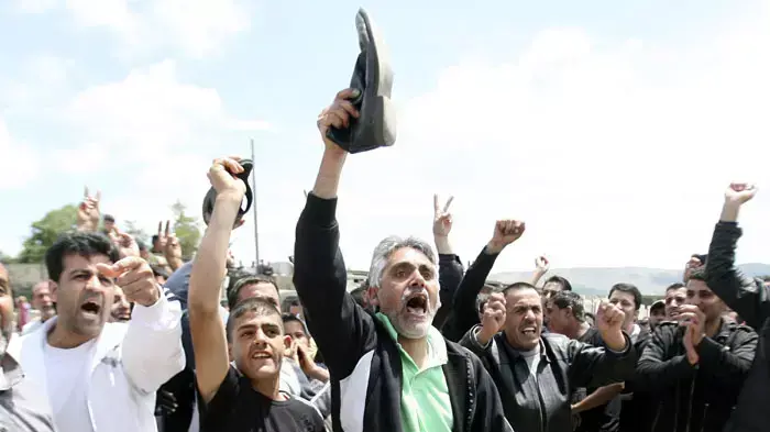 אזרחים שנמלטו מסוריה לשטח לבנון מפגינים נגד בשאר אסד, וואדי חאלד, לבנון, 14 במאי 2011 אזרחים שנמלטו מסוריה לשטח לבנון מפגינים נגד בשאר אסד, וואדי חאלד, לבנון, 14 במאי 2011