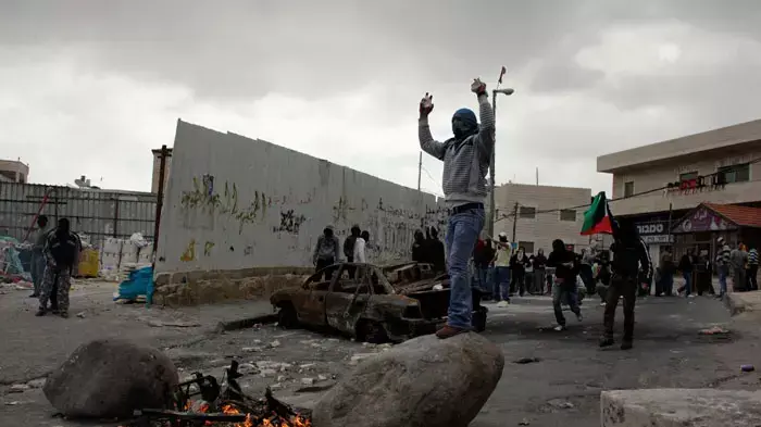 זריקת אבנים לעבר כוחות הביטחון הישראלים במחנה הפליטים שועפת במזרח ירושלים, מאי 2011