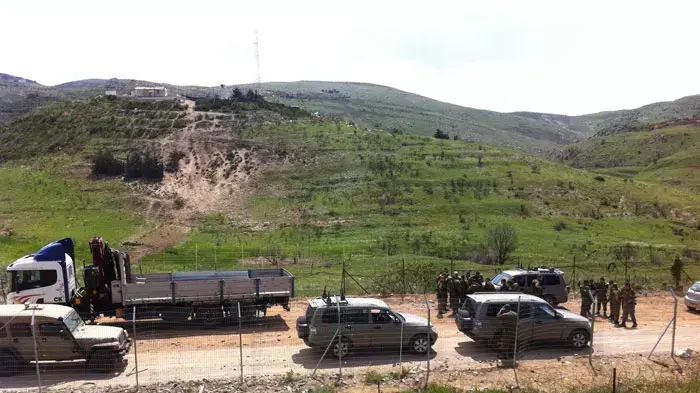 חיילי צה"ל מתקנים את הגדר סמוך לכפר מג'דל שמס ברמת הגולן לאחר חדירת המפגינים מסוריה ביום הנכבה, מאי 2011 חיילי צה"ל מתקנים את הגדר סמוך לכפר מג'דל שמס ברמת הגולן לאחר חדירת המפגינים מסוריה ביום הנכבה, מאי 2011
