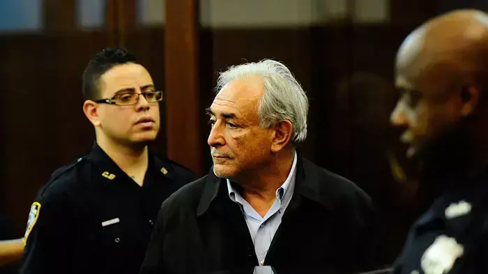 דומיניק שטראוס-קאהן החשוד באונס, בשימוע בעניינו בבית המשפט, ניו יורק, 16 במאי 2011 דומיניק שטראוס-קאהן החשוד באונס, בשימוע בעניינו בבית המשפט, ניו יורק, 16 במאי 2011