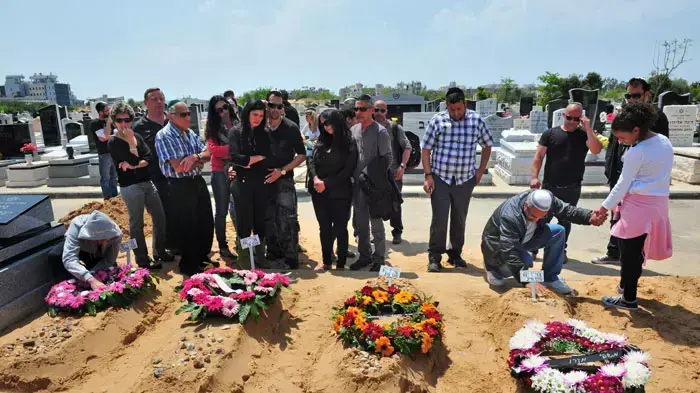 הלוייה מרובעת של משפחת שוורץ הלוייה מרובעת של משפחת שוורץ
