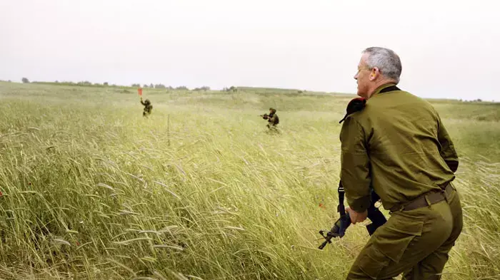 הרמטכ"ל בני גנץ בתרגיל של גדוד "פתן" של הצנחנים ברמת הגולן, מאי 2011 הרמטכ"ל בני גנץ בתרגיל של גדוד "פתן" של הצנחנים ברמת הגולן, מאי 2011