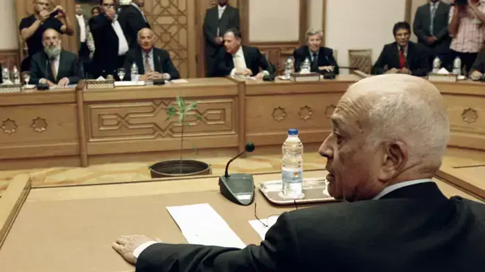 שר החוץ המצרי נביל אל ערבי בפגישה עם יעקב פרי ונציגי "יוזמת השלום הישראלית" בקהיר