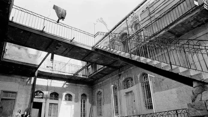 "מוסררה 1971 (4)" של מיכה בר-עם מתוך "קווי תפר 67'-73'" "מוסררה 1971 (4)" של מיכה בר-עם מתוך "קווי תפר 67'-73'"