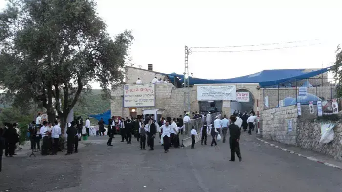 הכנות להילולת ל"ג בעומר המסורתית בקבר רבי שמעון בר יוחאי (רשב"י) במירון, מאי 2011 הכנות להילולת ל"ג בעומר המסורתית בקבר רבי שמעון בר יוחאי (רשב"י) במירון, מאי 2011